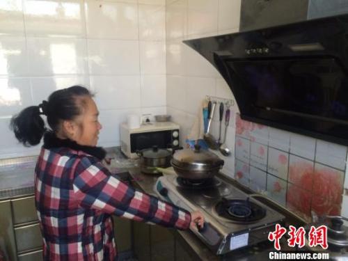 圖為居民用燃氣灶做飯。　李庭耀 攝