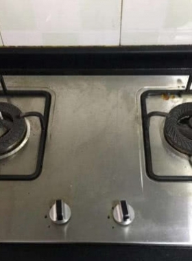 燃氣灶總是出“黃火”？清理火眼或撥動灶底的小鐵片，火力一下變正常